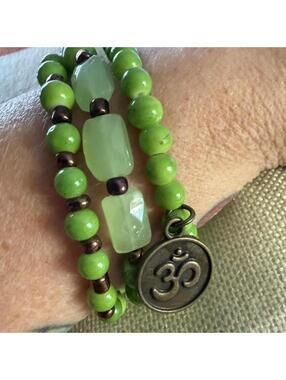 Vintage handmade Green & bronze 7" beaded stretchy bracelets with om charm